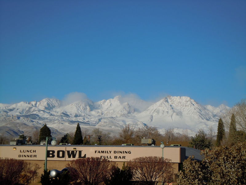 Friday morning from Bishop (with the obligatory bowling alley in the foreground)

